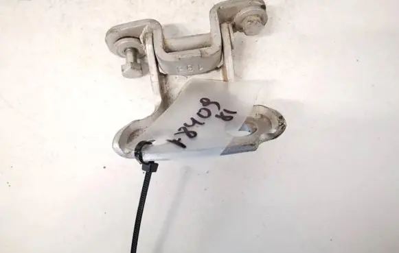 Mitsubishi Carisma Rear door lower hinge