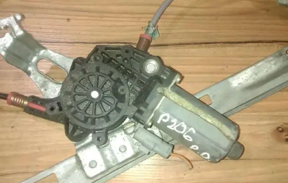 Peugeot 206 Front door window regulator motor 