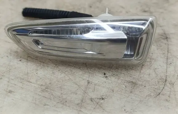 Opel Astra J Front fender indicator light 13273103