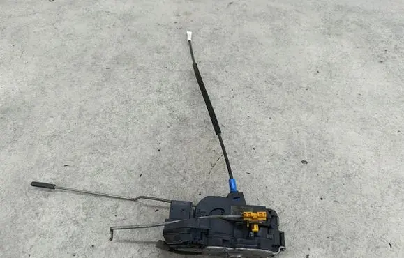 Opel Astra J Front door lock 13579523