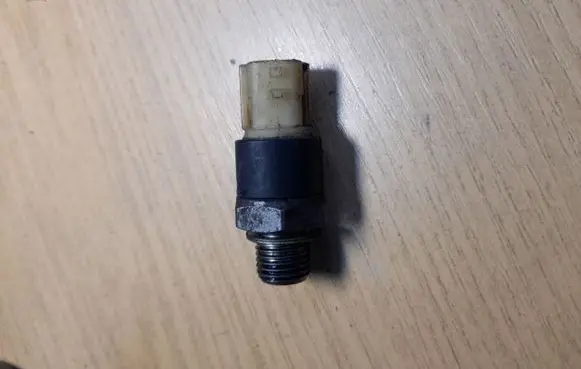 Renault Master III Oil pressure sensor 8200970474