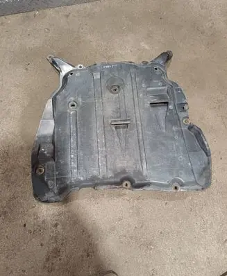 Volvo XC90 Engine splash shield/under tray 