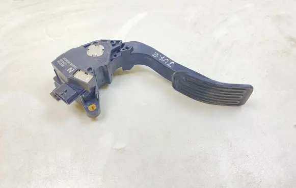 Nissan Juke I F15 Accelerator throttle pedal 180021KMOB 16411A
