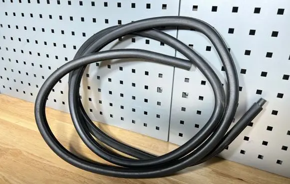 BMW 3 E46 Rear door rubber seal (on body) 8194683