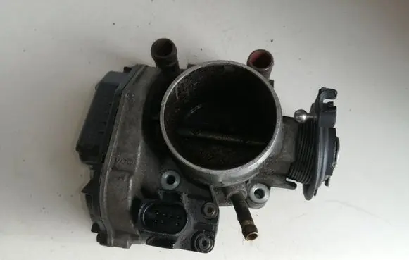 Volkswagen PASSAT B5 Throttle valve 058133063H