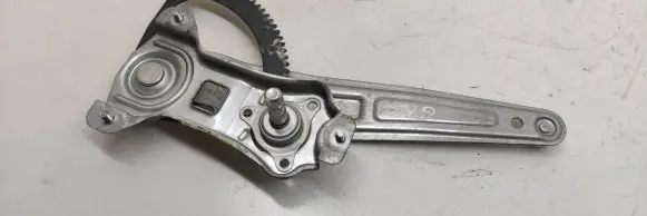 Rear door manual window regulator