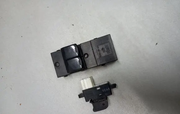 Nissan Micra Electric window control switch 3Y28 3Y26