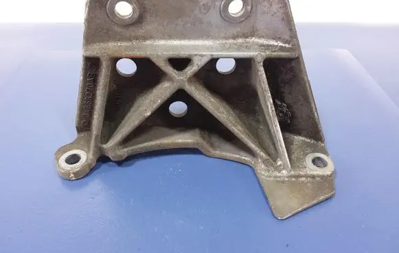 Engine mount vacuum valve
