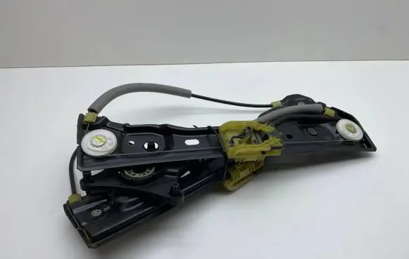 Rear window lifting mechanism without motor