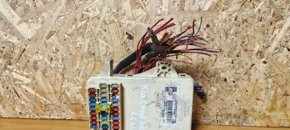 KIA Ceed Fuse module 1H510