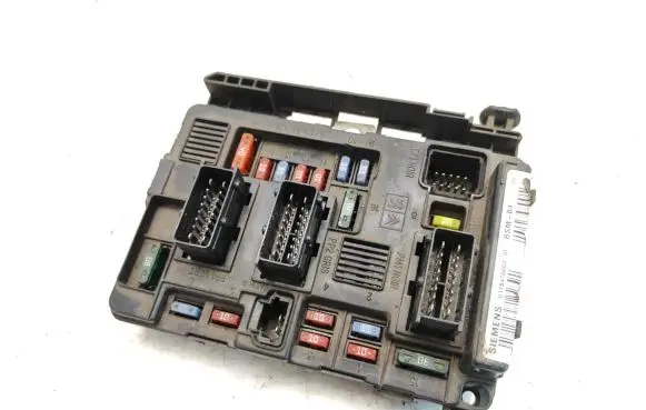 Peugeot 206 Fuse module 9650618380 U118470004M
