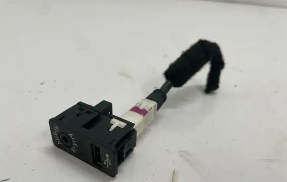BMW 1 F20 F21 USB socket connector 9299246