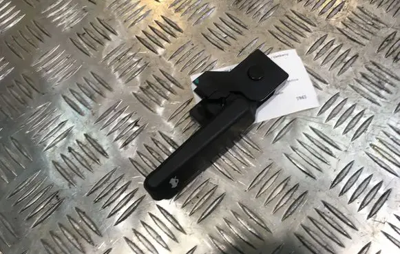 Opel Insignia A Engine bonnet (hood) release handle