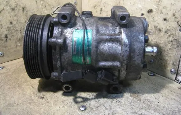 Renault Trafic I Air conditioning (A/C) compressor (pump) 8200040681 19DCI SD7H15
