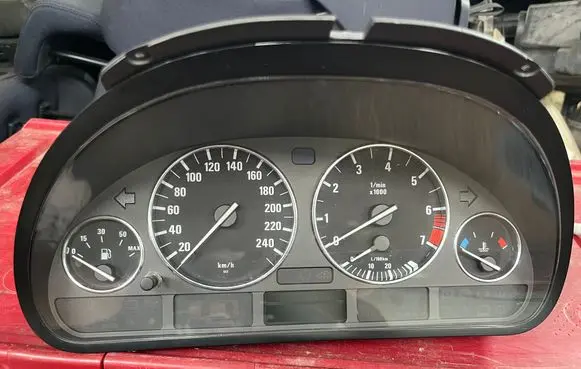 Speedometer (instrument cluster)