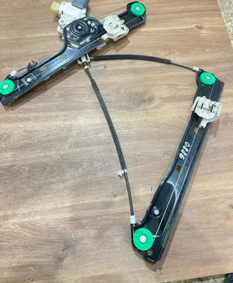 BMW 1 E81 E87 Front door window regulator with motor 7067796 7138466