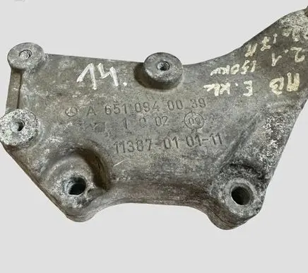 Mercedes-Benz E W212 Engine mounting bracket A6510940039 11387010111