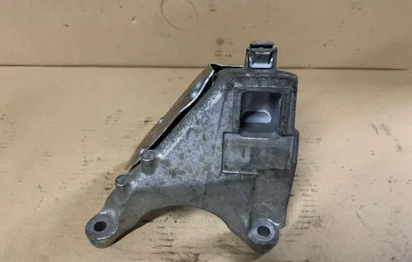 BMW 5 G30 G31 Engine mounting bracket 6870754