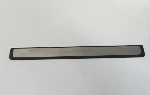 Volvo XC40 Front sill trim cover 32260782