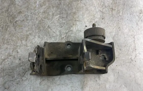 Toyota Corolla Verso AR10 Engine mounting bracket