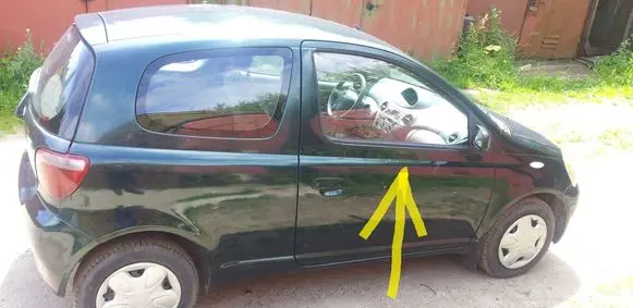 Toyota Yaris Front door window/glass (coupe) 
