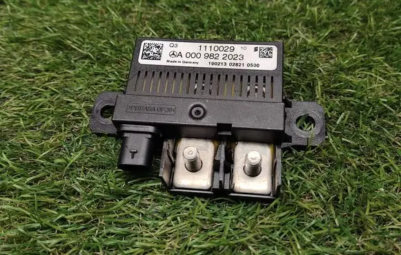 Mercedes-Benz C W204 Charging relay A0009822023