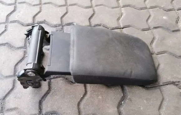 Volkswagen Golf VI Armrest 