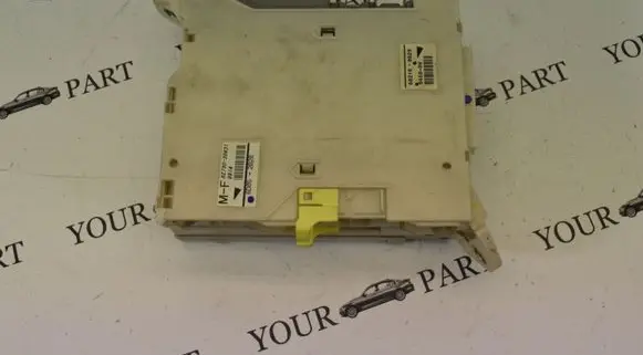 Lexus GS 300 350 430 450H Fuse module 8273030631