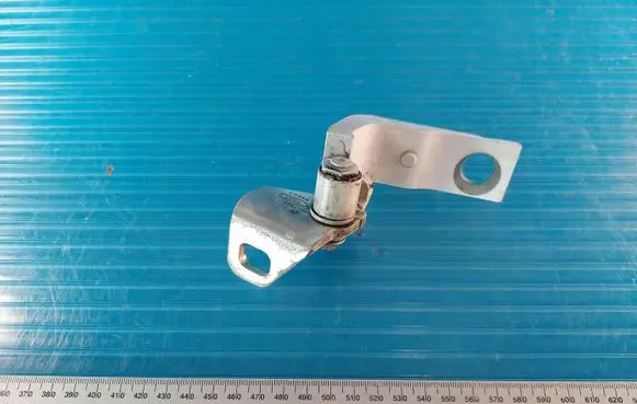 Ford Mondeo MK IV Rear door lower hinge A26811