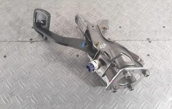 Toyota Land Cruiser (J120) Brake pedal