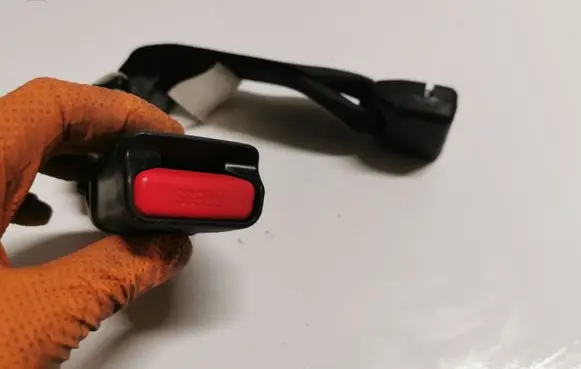Subaru Outback (BS) Rear seatbelt buckle