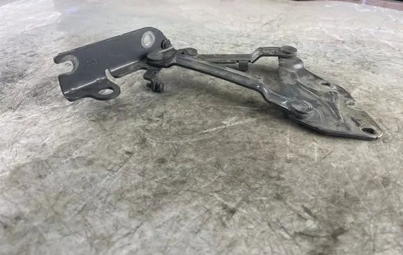 Engine bonnet/hood hinges