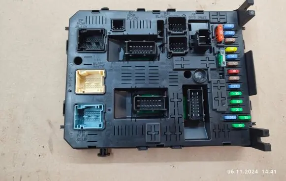 Peugeot 5008 Fuse module 28119759