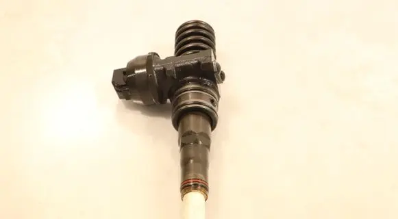 Volkswagen Golf Plus Fuel injector 0414720215