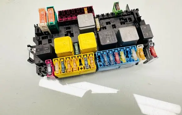 Mercedes-Benz A W176 Fuse module A2469067100 15547260 YAP37095H3