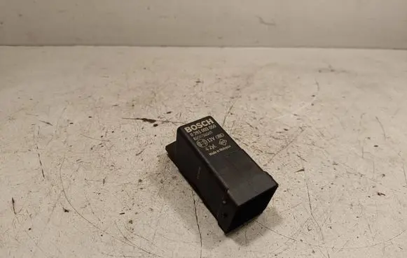 Nissan Qashqai Glow plug pre-heat relay 0281003050 8200798585
