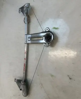 Opel Zafira B Front door manual window regulator 213