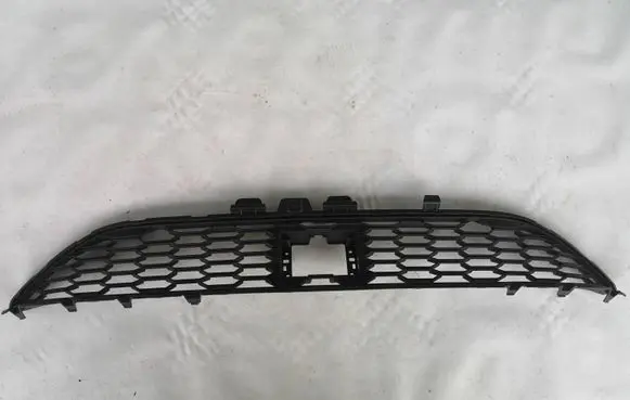 Dacia Sandero Front bumper lower grill 622545973R