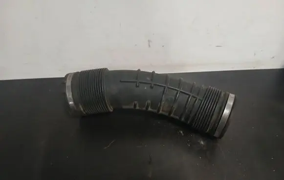 Volvo V70 Air intake hose/pipe 6898050
