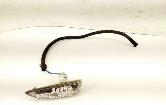 Opel Zafira C Front fender indicator light 13273103