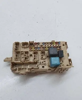 Toyota Avensis T250 Fuse module 82641CA020F 5250310789 03070101151801