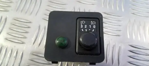 Nissan Almera Headlight level height control switch 684910n000