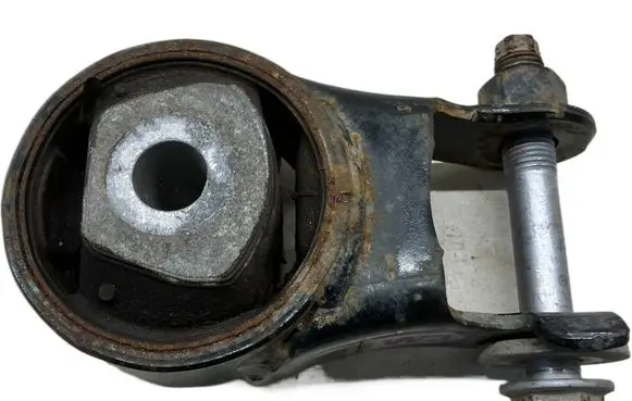 Engine mount vacuum valve