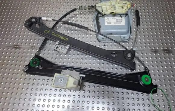 Volkswagen Scirocco Front door window regulator with motor S26372948 1K8837402M