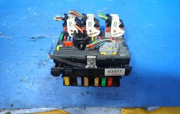 Citroen C4 I Picasso Fuse module 9807028580