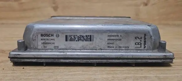 Volvo V70 Engine control unit/module 0281011441