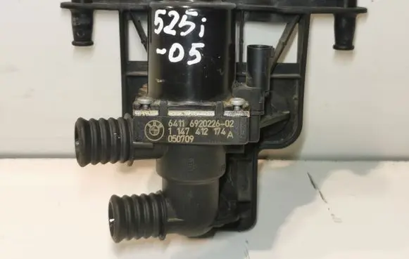 BMW 5 E60 E61 Coolant heater control valve 6920226 64116920226