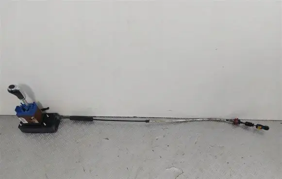 Citroen C6 Gear shifter/selector 9681740580