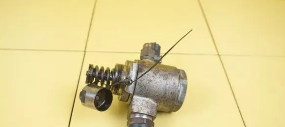 Volkswagen Golf VI Fuel injection high pressure pump CAX