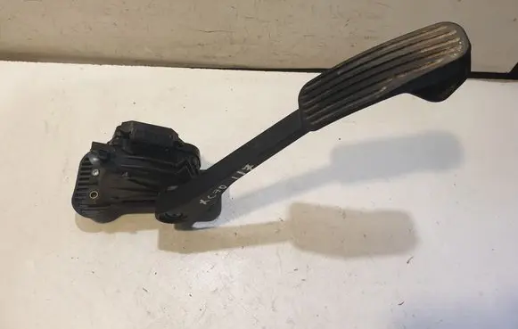 Accelerator throttle pedal